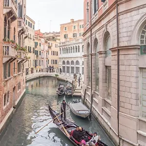 Апартаменты San Marco Square With Canal View By Wonderful Italy, Венеция